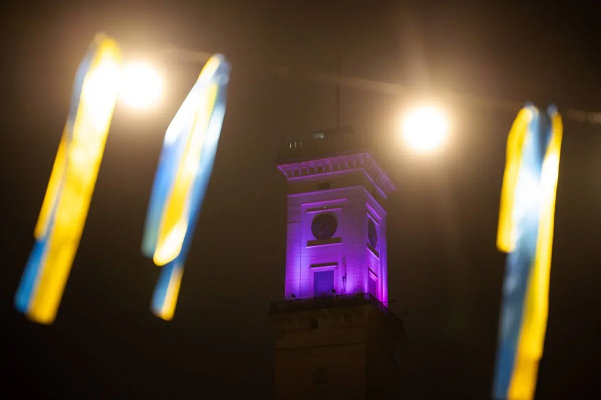 Ратушу у Львові підсвітили рожевим: до чого у місті привертають увагу