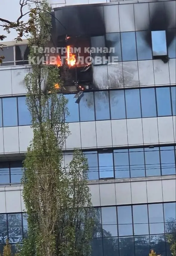 Дрон влучив у багатоповерхову офісну будівлю в Києві: що відомо
