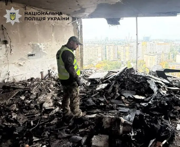 Двоє людей загинули внаслідок удару по будинку на Святошині: відео з місця атаки