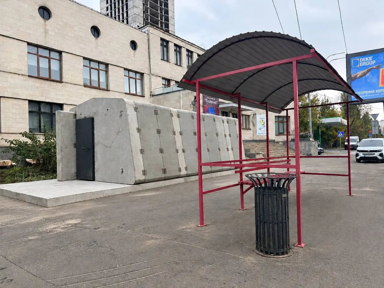 Перше мобільне укриття біля зупинки громадського транспорту облаштовують у Києві: де саме