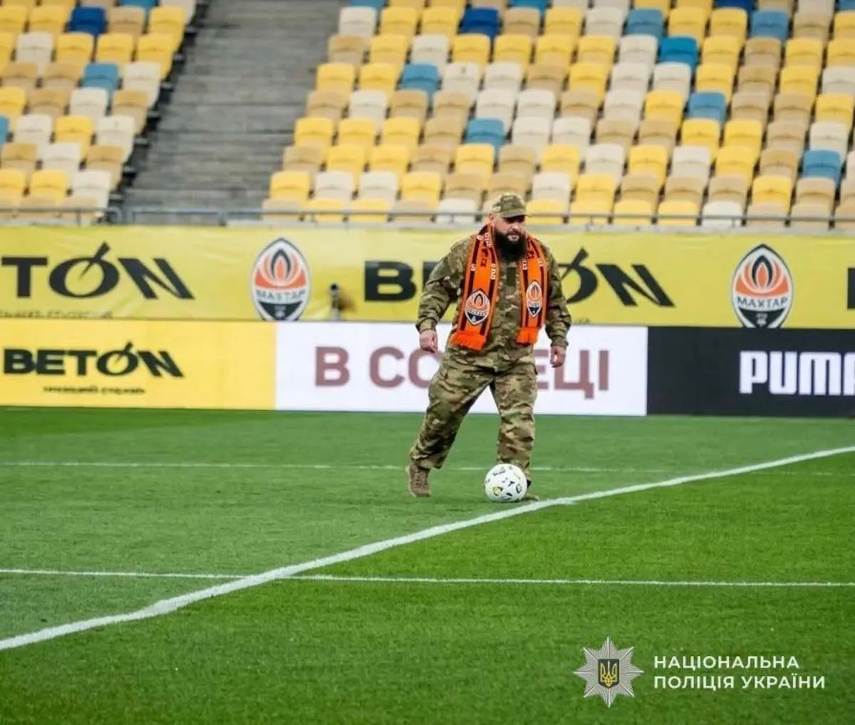 Ветеран-поліцейський зробив перший символічний удар по м'ячу під час матчу у Львові