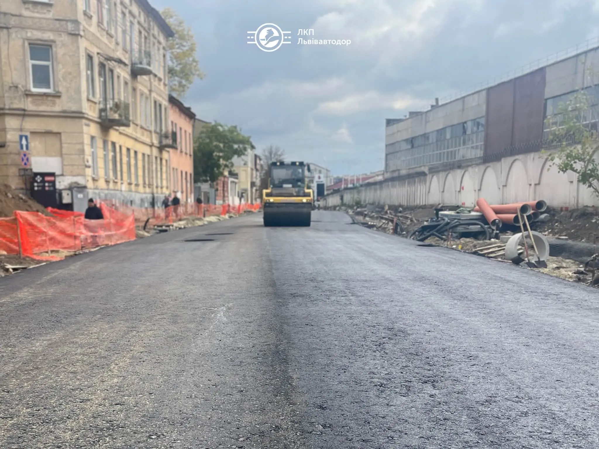 На вулиці Залізничній у Львові уклали нижній шар асфальту на ще одній ділянці