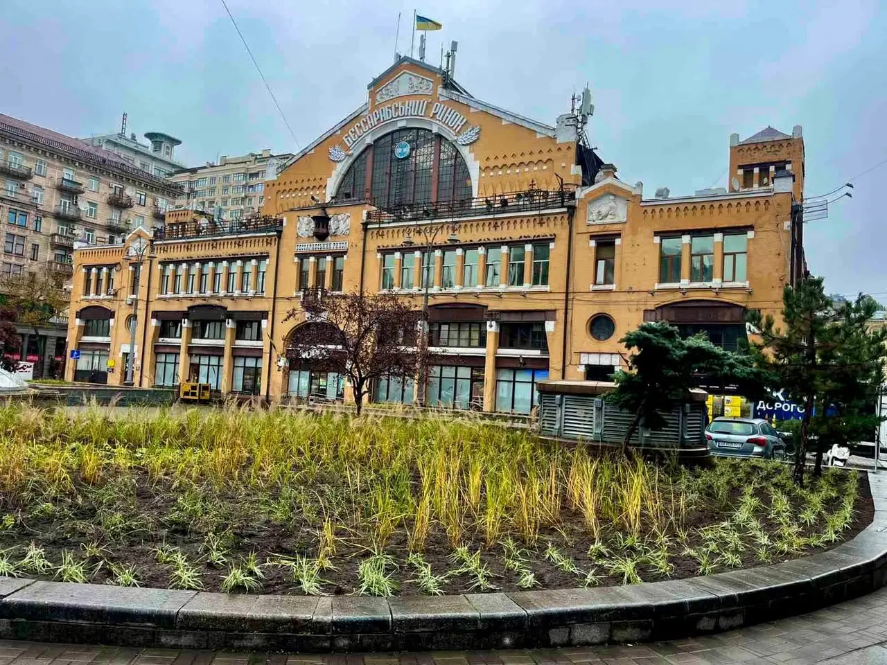 Понад 2600 рослин замість звичних клумб: як змінилася Бессарабська площа у Києві
