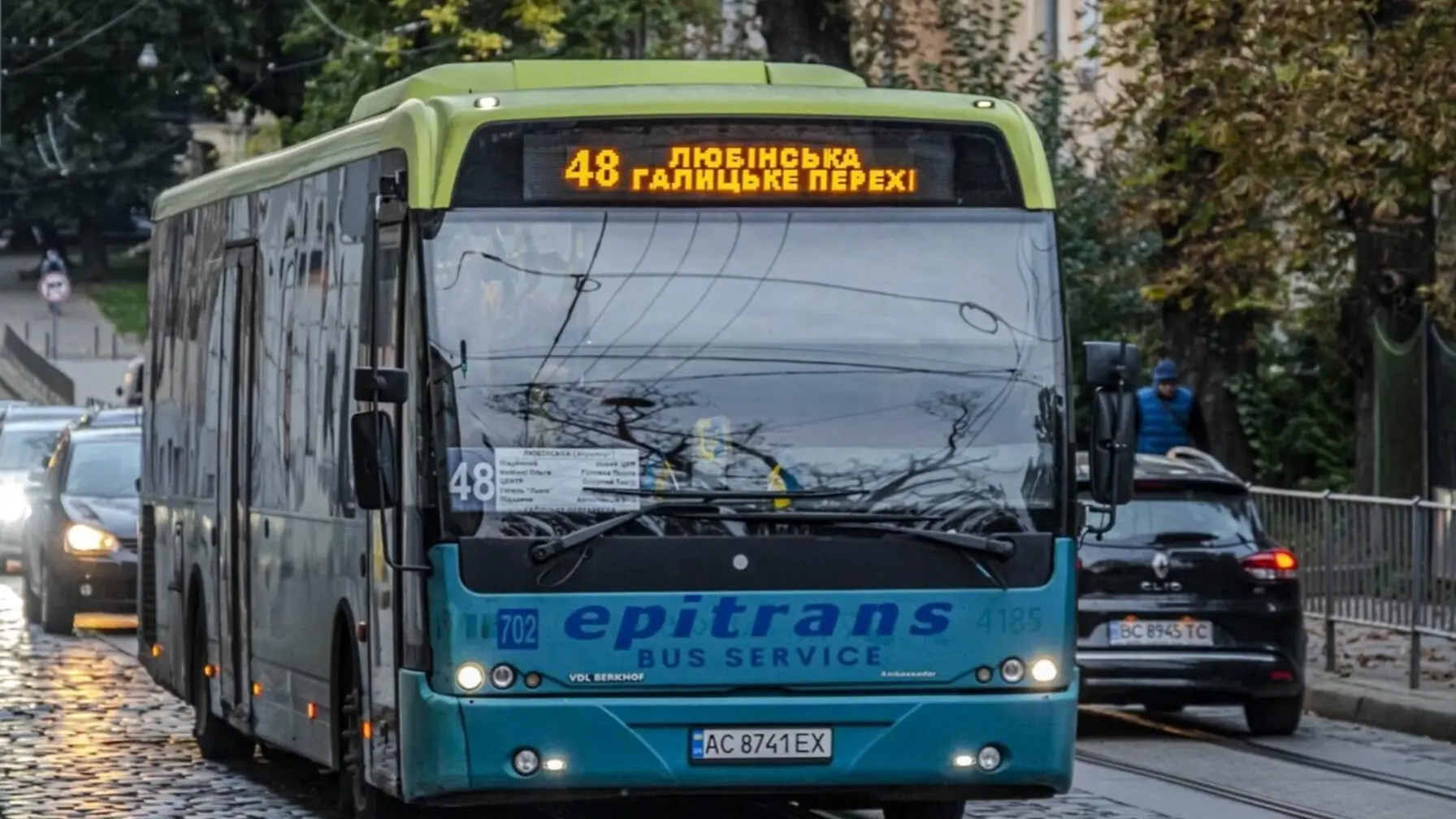 Біля Форуму у Львові розширили дорогу через автобуси: навіщо це було потрібно